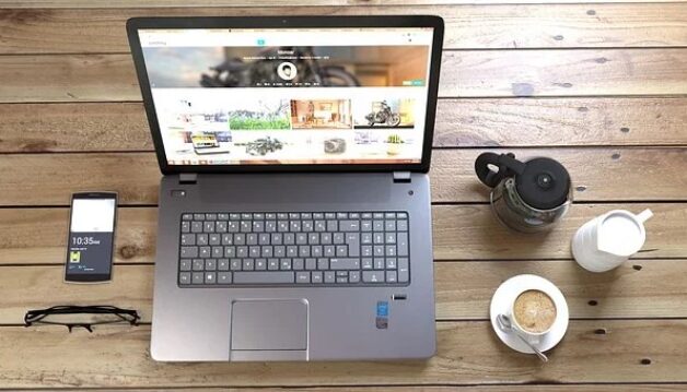 ordinateur et cafe