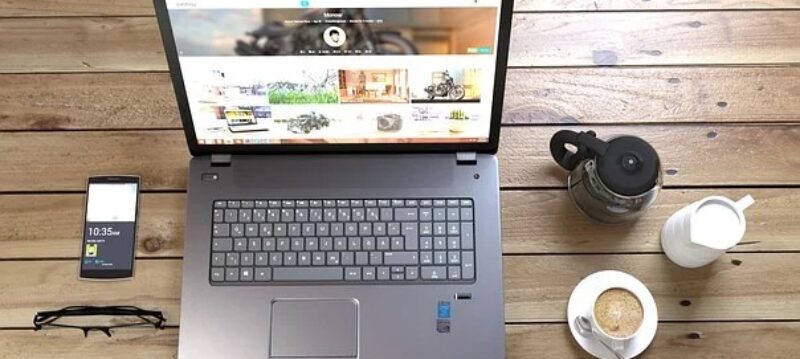 ordinateur et cafe