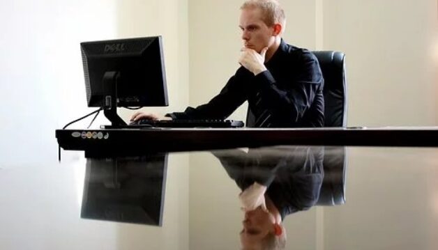 homme dans son bureau