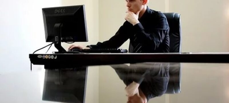 homme dans son bureau