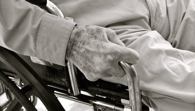 senior sur chaise roulante