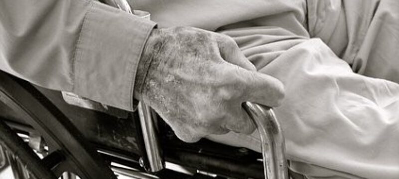 senior sur chaise roulante