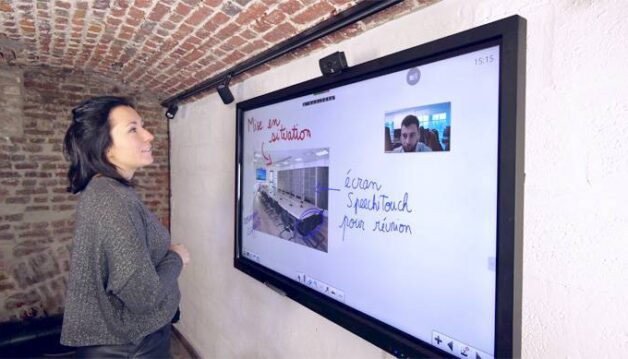 media-zoom-sur-l-ecran-interactif-en-reunion.jpg