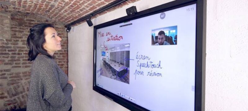 media-zoom-sur-l-ecran-interactif-en-reunion.jpg