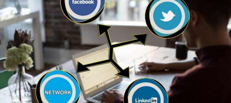 Faites_attention_à_vos_manières_sur_les_médias_sociaux