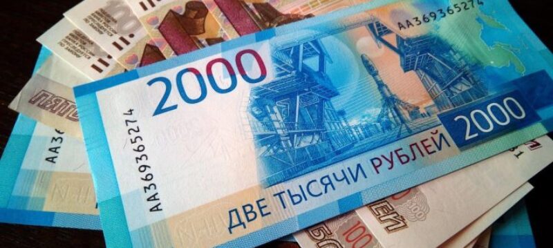 Les_investisseurs_s’intéressent_au_rouble,_le_dollar_slave