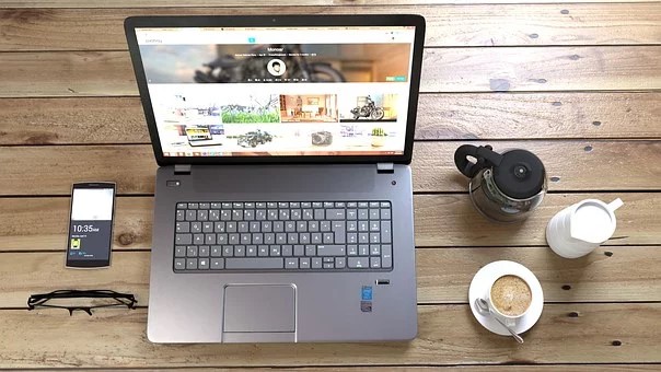 ordinateur et cafe
