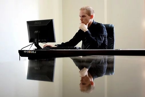 homme dans son bureau