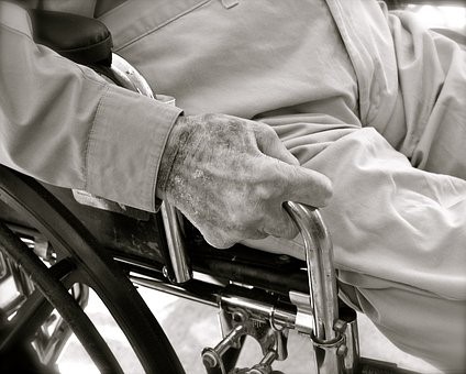 senior sur chaise roulante