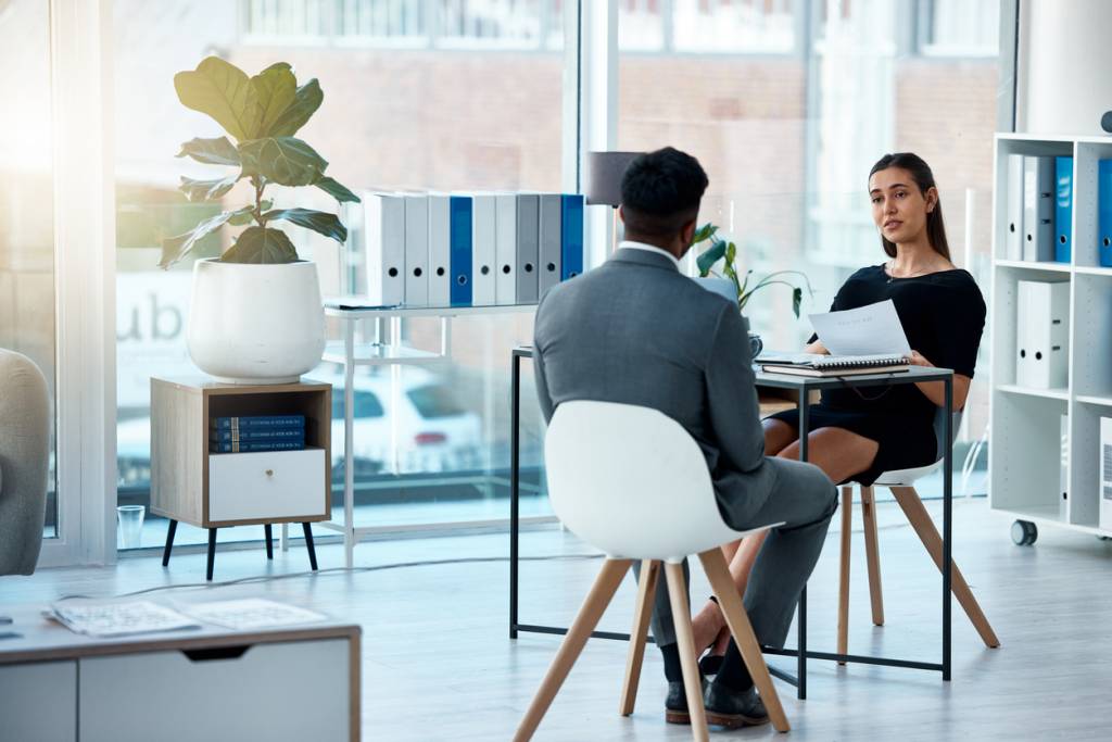 recruteur en discussion avec un candidat